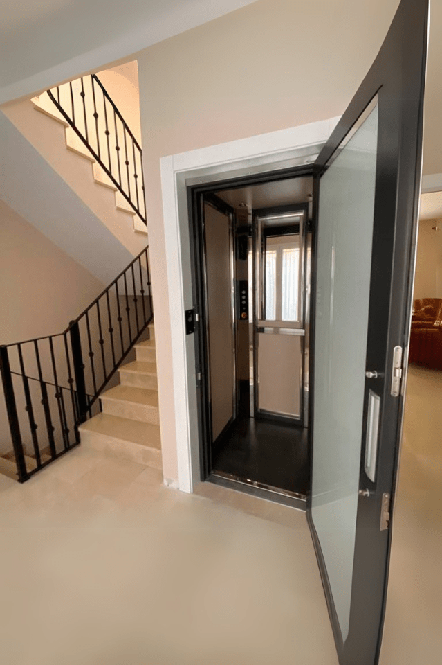 ascensor con puerta abierta